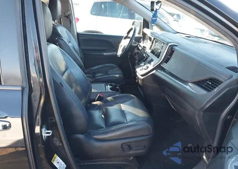 2015 Toyota Sienna Se 8 Passenger z USA, uszkodzony, nr VIN 5TDXK3DC3FS624279